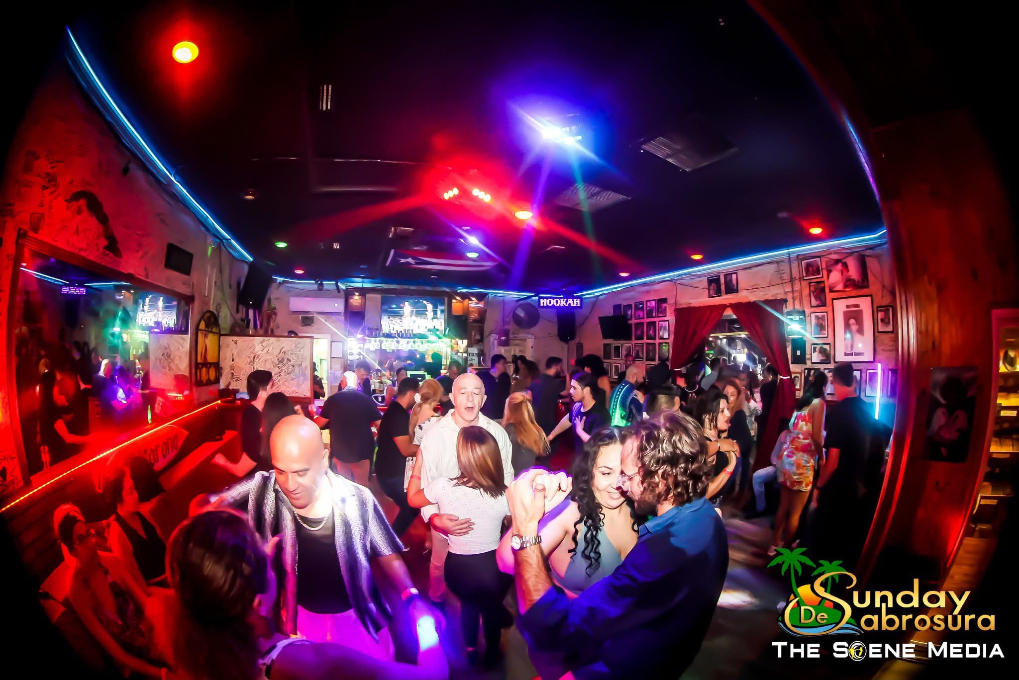 Couples dancing at Sunday de Sabrosura